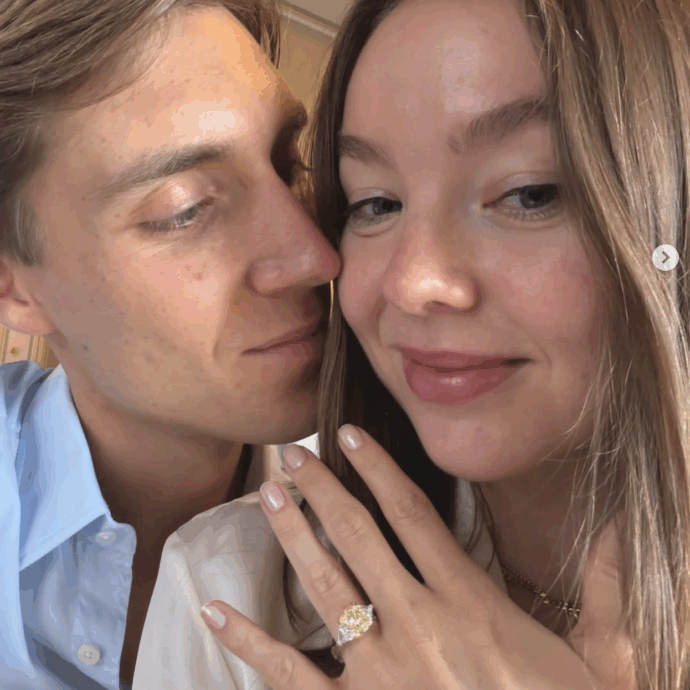 La principessa Alexandra di Hannover si sposa con Ben-Sylvester Strautmann: l’anello di fidanzamento con diamante giallo e l’annuncio con un post sui social. Ecco chi sono