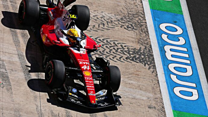 Formula 1, Hamilton va a muro nelle terze libere: i meccanici gli chiedono di fermarsi, è corsa contro il tempo per le qualifiche