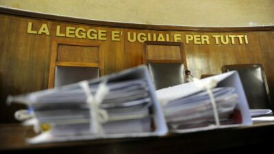 Copertina di Condannato, cerca  di uccidere la ex in aula