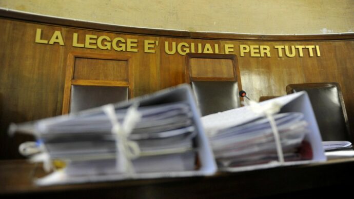 Condannato, cerca  di uccidere la ex in aula