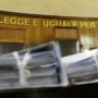 Copertina di Condannato, cerca  di uccidere la ex in aula