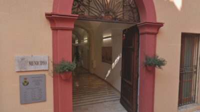 Copertina di Lite kafkiana: l’avvocato del Comune fa causa al “suo” ente che non voleva  pagarlo