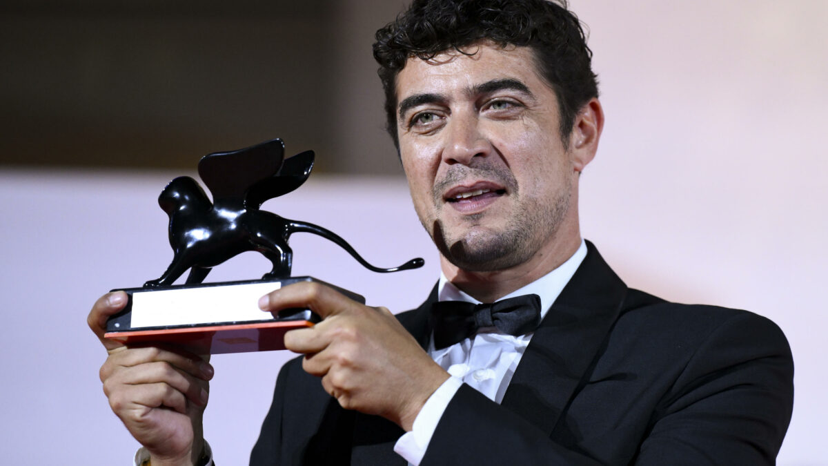 “Dedico questo premio a tutti i papà del mondo, anche al mio e a mia madre”, a Riccardo Scamarcio il premio Orizzonti come miglior attore