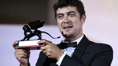 Copertina di “Dedico questo premio a tutti i papà del mondo, anche al mio e a mia madre”, a Riccardo Scamarcio il premio Orizzonti come miglior attore