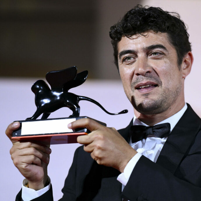 “Dedico questo premio a tutti i papà del mondo, anche al mio e a mia madre”, a Riccardo Scamarcio il premio Orizzonti come miglior attore