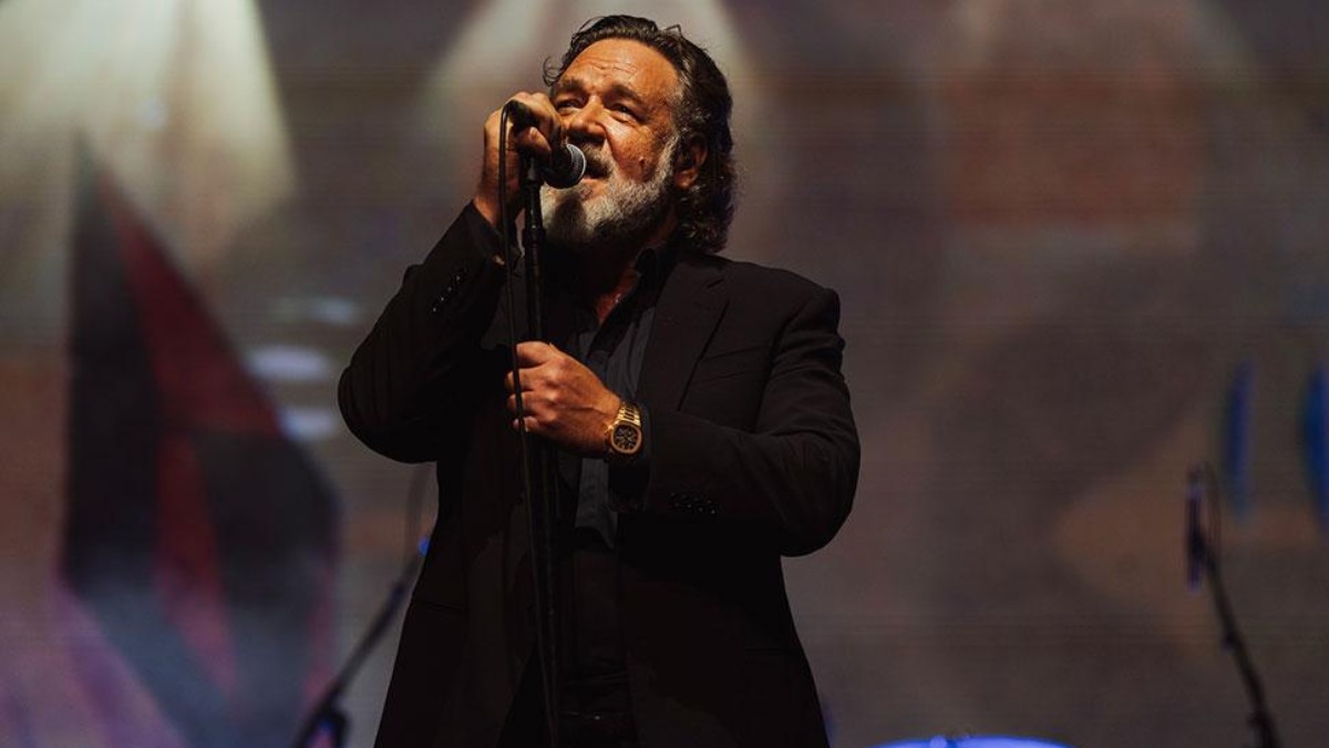 “Questo film va ascoltato a forte volume”, Russell Crowe racconta in What Love Builds il suo amore per il rock e il ciuffo alla Elvis