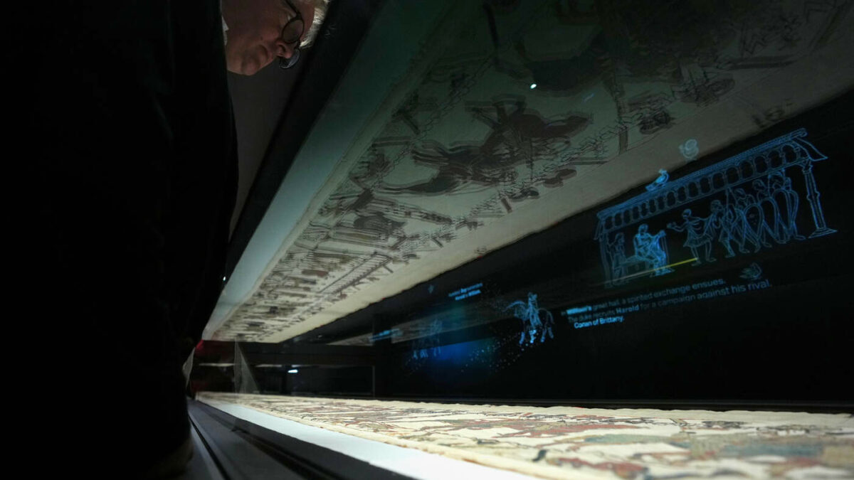 Da telone per i carri militari a capolavoro da 800 milioni: l’Arazzo di Bayeux torna a Londra dopo un millennio, venduti 100 mila biglietti in 24 ore
