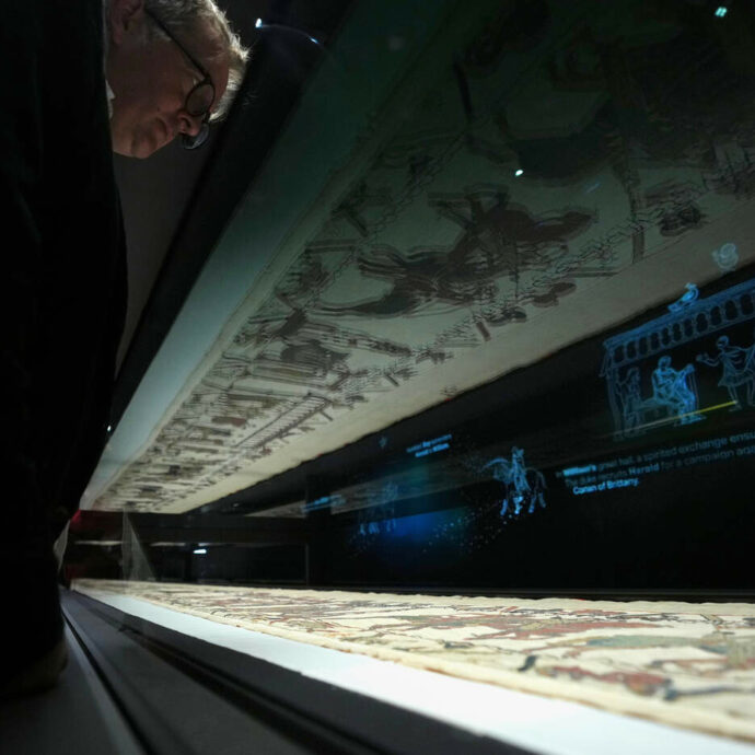 Da telone per i carri militari a capolavoro da 800 milioni: l’Arazzo di Bayeux torna a Londra dopo un millennio, venduti 100 mila biglietti in 24 ore