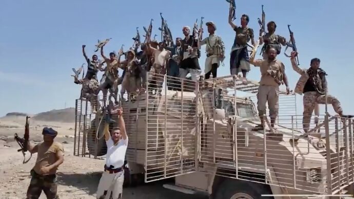 Missili e droni Houthi colpiscono una base saudita. Nave iraniana speronata a Hormuz: un morto