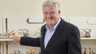 Copertina di Dalla sneaker alla zeppa, perché il comfort è diventato il vero trend delle scarpe. Elvio Silvagni: “Il ceto medio è in crisi ed è destinato a rimanerci, si compra solo con i saldi”