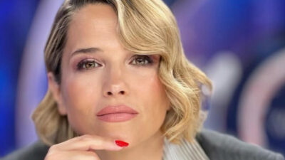 Copertina di “Non me lo aspettavo, questo dolore: non è paragonabile a nessun altro, è lancinante. Ho iniziato ad avere crisi di panico notturne”: Francesca Barra torna a parlare della morte del padre