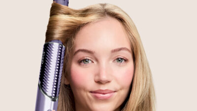 Copertina di Dal pettine usato nei tutorial allo styler anti-crespo, il beauty nasce sempre più sui social: “Osserviamo i trend, leggiamo le critiche nelle recensioni e poi informiamo i nostri ricercatori”