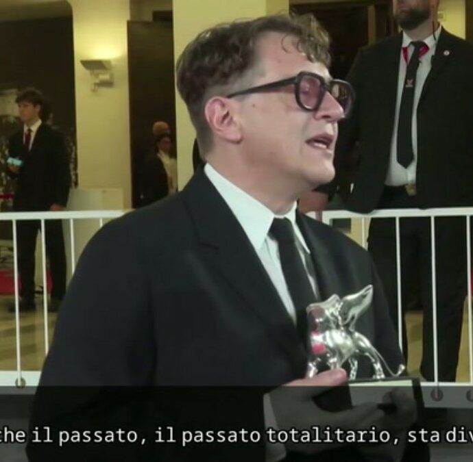 “Penso a Kharkiv, all’Ucraina, alla terribile guerra che sta avvenendo lì”, la dedica del regista russo premiato a Venezia