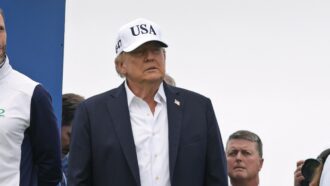 Copertina di Trump: “Chi vince nell’IA, vince tutto”. E boccia l’idea di rallentare lo sviluppo che propongono Anthropic, OpenAi e anche Musk