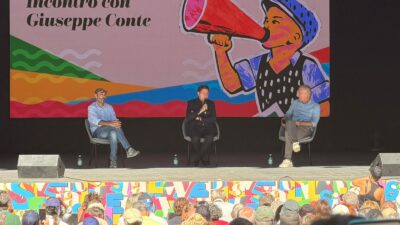 Copertina di Giuseppe Conte alla Festa del Fatto: “Campo largo? Il M5s non sottoscriverà un programma se si continua a dare armi a gogò all’Ucraina”