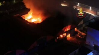 Copertina di Enorme incendio in un’autorimessa a Pero (Milano), distrutto il capannone con Ferrari, Porsche e Bentley