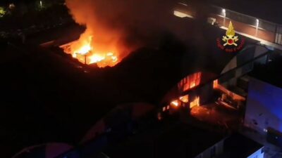 Copertina di Enorme incendio in un’autorimessa a Pero (Milano), distrutto il capannone con Ferrari, Porsche e Bentley