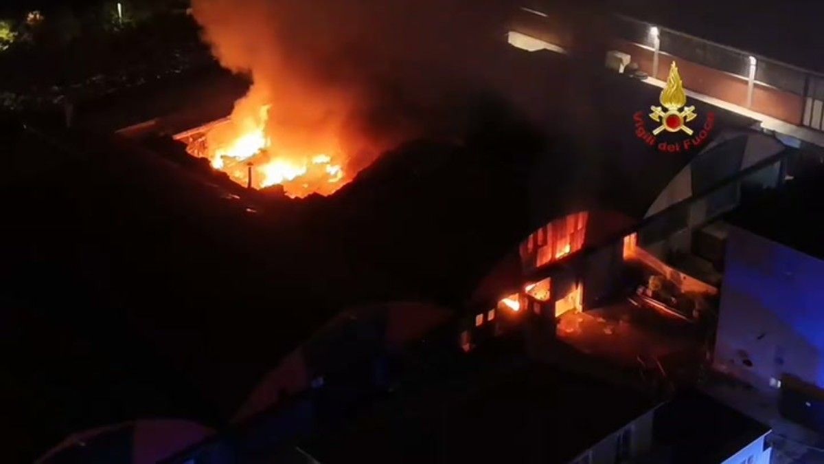 enorme incendio in un8217autorimessa a pero milano distrutto il capannone con ferrari porsche e bentley da Ilfattoquotidiano.it enorme incendio in un8217autorimessa a pero milano distrutto il capannone con ferrari porsche e bentley
