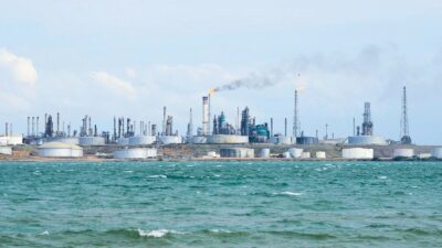 Copertina di Torna l’èra del petrolio: sfida tra gli appetiti Usa e i “verdi” Opec e Cina