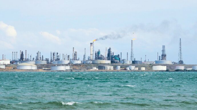 Torna l’èra del petrolio: sfida tra gli appetiti Usa e i “verdi” Opec e Cina