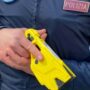 Copertina di Nuda e con un coltello in strada a Roma, bloccata dalla polizia con il taser