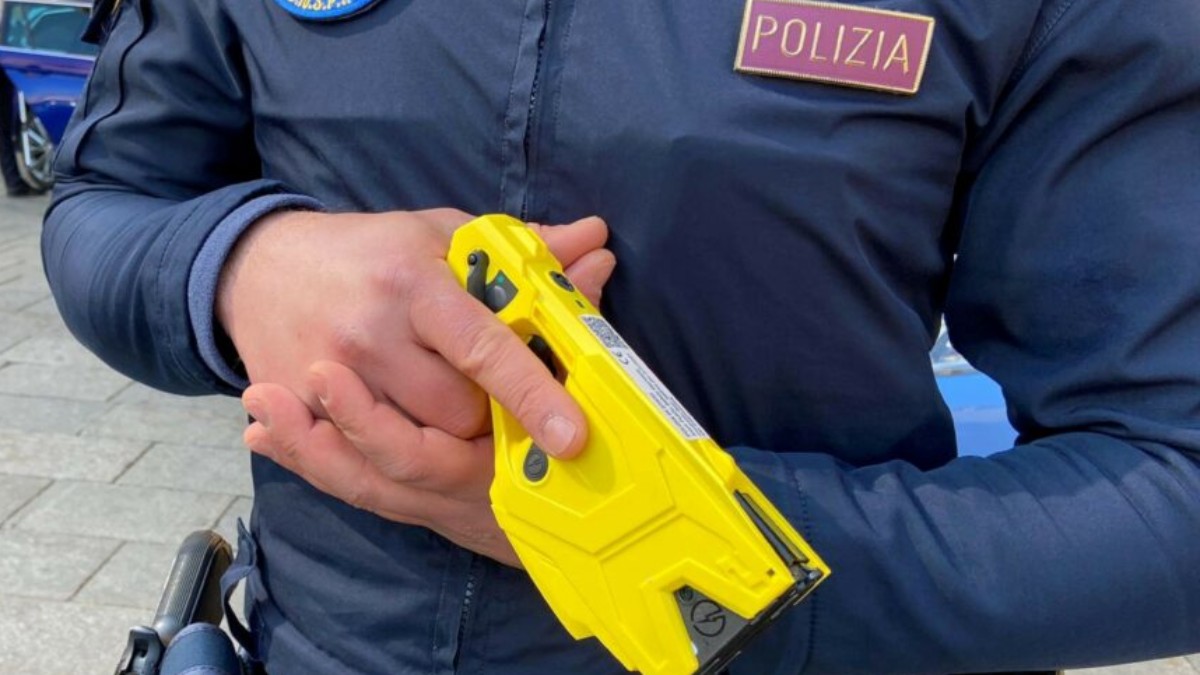 nuda e con un coltello in strada a roma bloccata dalla polizia con il taser da Ilfattoquotidiano.it nuda e con un coltello in strada a roma bloccata dalla polizia con il taser