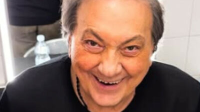 Copertina di “Mi diedero sei mesi di vita per un tumore al fegato, ho pensato al suicidio. Pino Daniele mi mise al collo la sua collanina con il Cristo e disse: ‘Ti aiuterà, poi sono guarito”: così Tullio De Piscopo