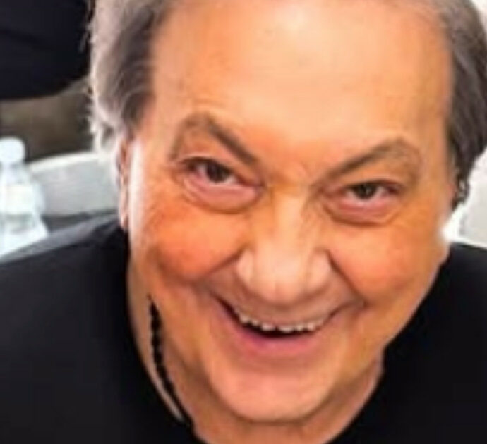 “Mi diedero sei mesi di vita per un tumore al fegato, ho pensato al suicidio. Pino Daniele mi mise al collo la sua collanina con il Cristo e disse: ‘Ti aiuterà, poi sono guarito”: così Tullio De Piscopo