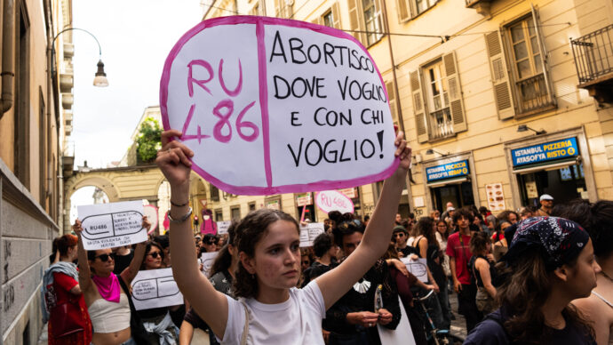 Aborto farmacologico fuori dall’ospedale, l’Italia resta indietro: Regioni in ritardo tra ostacoli burocratici e delibere rimaste sulla carta