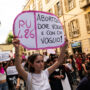 Copertina di Aborto farmacologico fuori dall’ospedale, l’Italia resta indietro: Regioni in ritardo tra ostacoli burocratici e delibere rimaste sulla carta