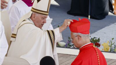 Copertina di Dalla “Chiesa povera per i poveri” al Covid, fino alla revoca dei tagli: i “sacrifici” di Francesco, le mosse di Leone XIV e il ruolo dei donatori Usa