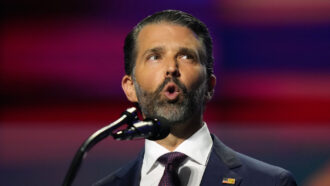 Copertina di “Il matrimonio di Trump Jr pagato da un oligarca russo vicino a Putin”. Il figlio del tycoon: “È un amico personale”