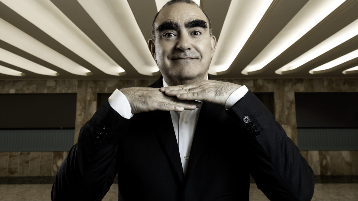 “Oggi ci si vergogna della tristezza, tranne che nei programmi tv dove viene ostentata. È tutto finto, solo per fare audience. La nostra è tristezza di qualità”: Elio presenta i nuovi concerti