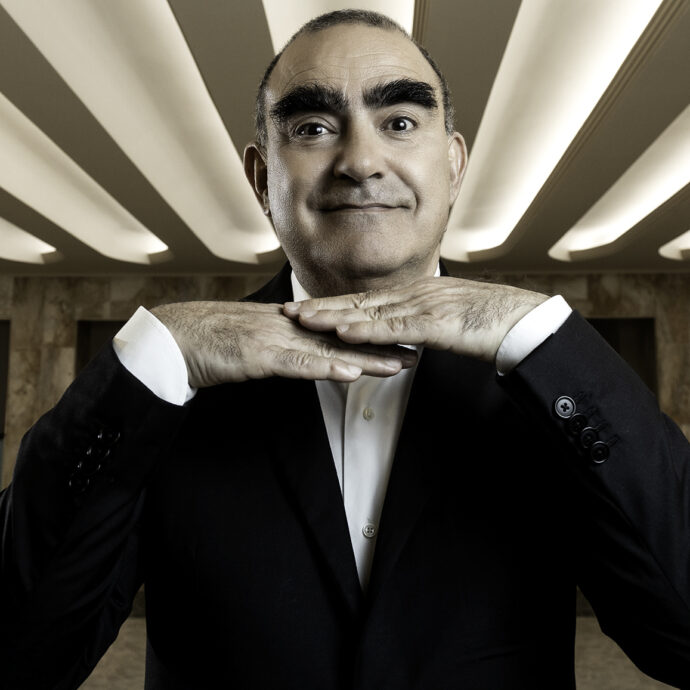 “Oggi ci si vergogna della tristezza, tranne che nei programmi tv dove viene ostentata. È tutto finto, solo per fare audience. La nostra è tristezza di qualità”: Elio presenta i nuovi concerti