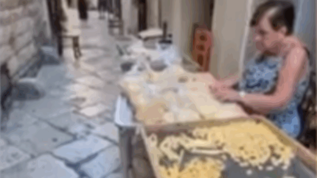 “Mi fotografi solo se compri le orecchiette”: il botta e risposta tra la pastaia di Bari Vecchia e la turista è virale su TikTok e scoppia la polemica