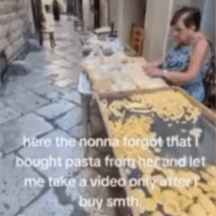 “Mi fotografi solo se compri le orecchiette”: il botta e risposta tra la pastaia di Bari Vecchia e la turista è virale su TikTok e scoppia la polemica