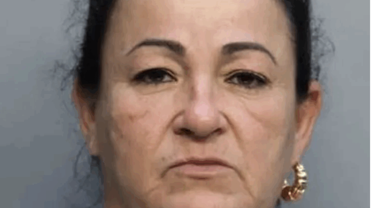 Moglie sospetta il tradimento del marito con la vicina di casa: la vendetta con un secchio di escrementi finisce malissimo. Poi si difende: “Si era rotto il water”
