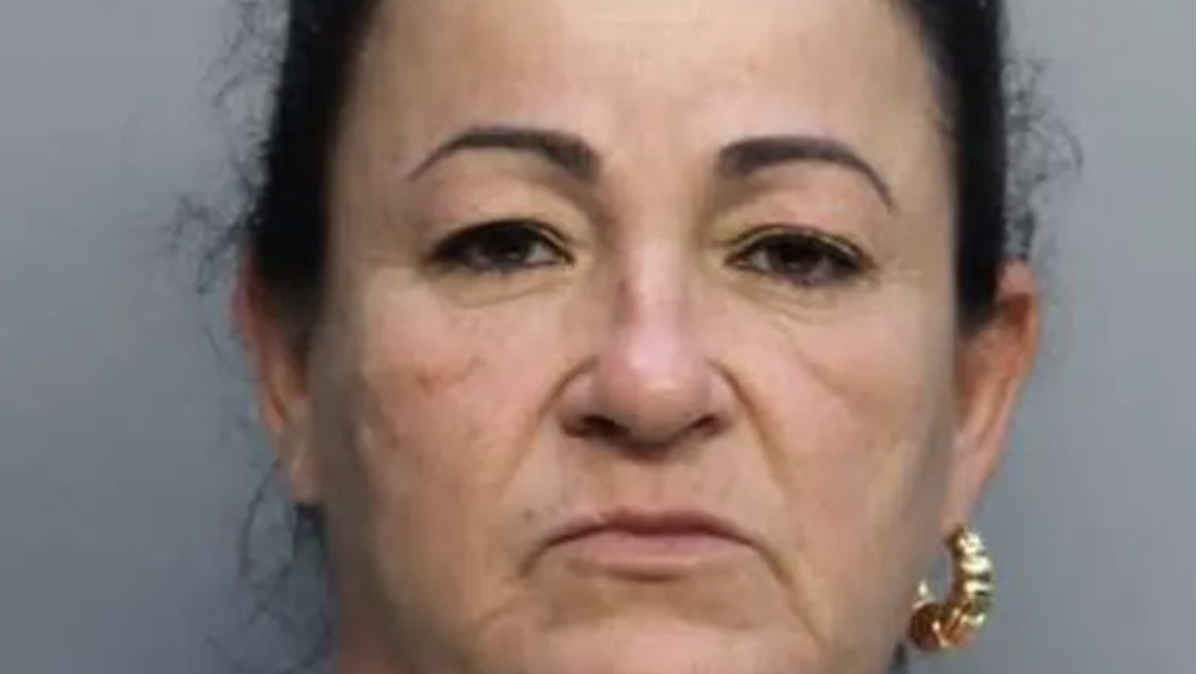 moglie sospetta il tradimento del marito con la vicina di casa la vendetta con un secchio di escrementi finisce malissimo poi si difende si era rotto il water da Ilfattoquotidiano.it moglie sospetta il tradimento del marito con la vicina di casa la vendetta con un secchio di escrementi finisce malissimo poi si difende si era rotto il water