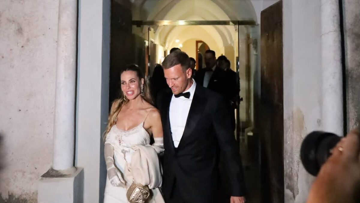 Ilary Blasi ha sposato Bastian Müller: il racconto del matrimonio tra ospiti vip assenti (spiccava però Silvia Toffanin), dress code, testimoni e una foto che poteva rubare l’attenzione