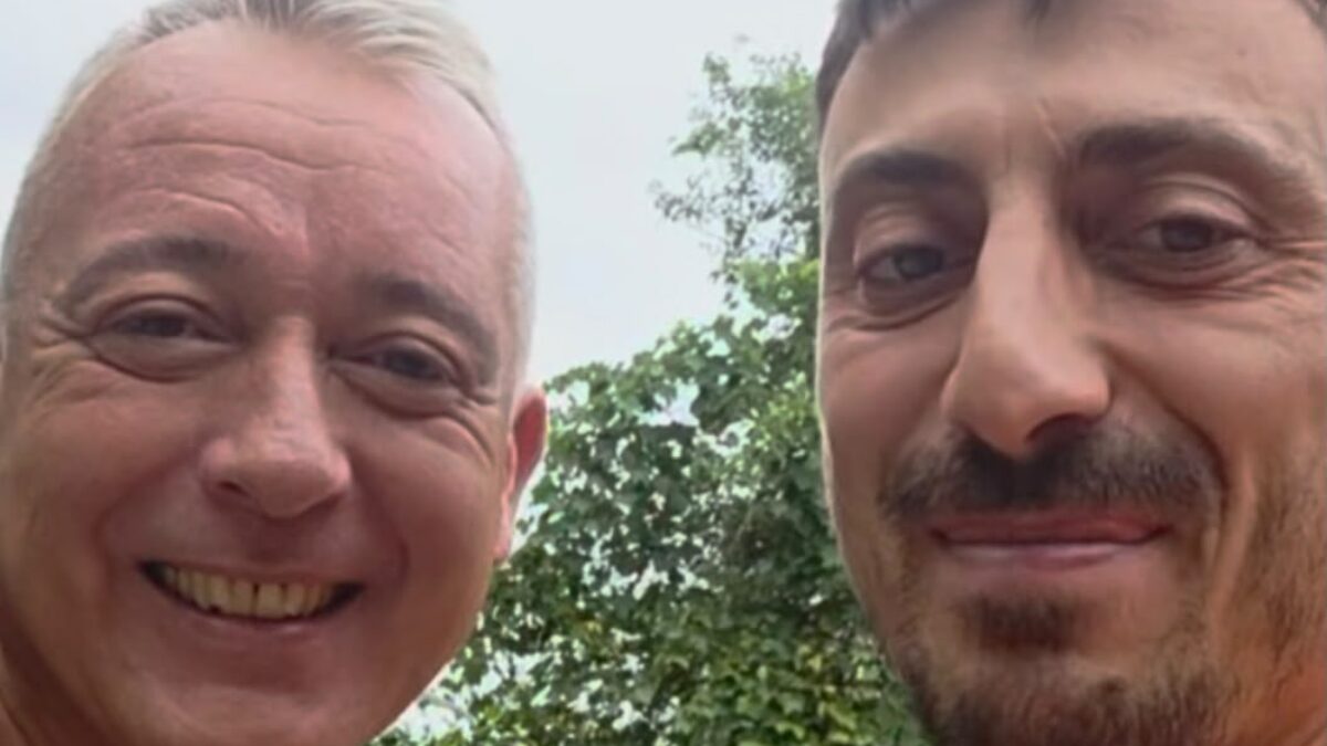 Pierluigi Diaco e Alessio Orsingher si rivolgono per l’emergenza vespe all’esperto scelto da Francesco Totti