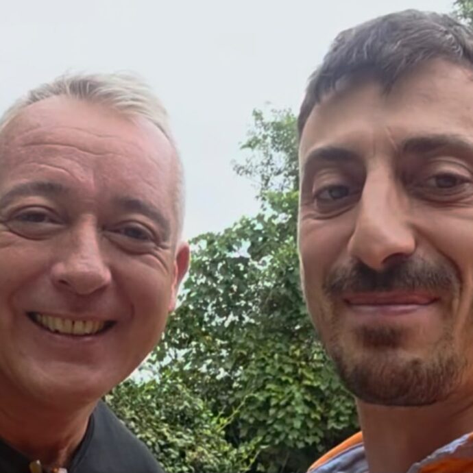 Pierluigi Diaco e Alessio Orsingher si rivolgono per l’emergenza vespe all’esperto scelto da Francesco Totti