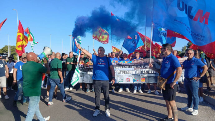 Ex Ilva,  sciopero di 24 ore e blocchi stradali: lavoratori dell’indotto protestano contro il rischio di 2.500 licenziamenti per la chiusura dell’area a caldo