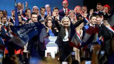 Copertina di Marine Le Pen apre la corsa per le presidenziali: al centro il tema casa e la priorità ai francesi per gli alloggi sociali