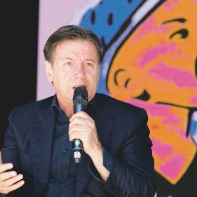 Copertina di Conte furioso: il no alle armi e i sospetti sul Pd. E ora prepara "Nova"