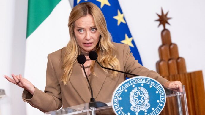 FdI, Meloni va dai giovani e non all’Onu. Torna pure Delmastro