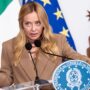 Copertina di FdI, Meloni va dai giovani e non all’Onu. Torna pure Delmastro