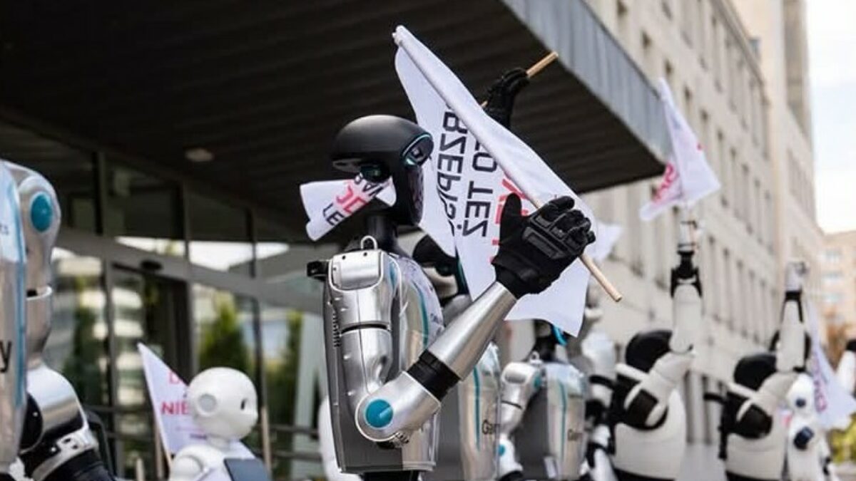 “Se non agiamo ora, potremmo presto trovarci di fronte un serio problema”: a Varsavia scendono in piazza i robot per protestare contro l’intelligenza artificiale