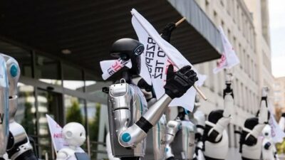 Copertina di “Se non agiamo ora, potremmo presto trovarci di fronte un serio problema”: a Varsavia scendono in piazza i robot per protestare contro l’intelligenza artificiale
