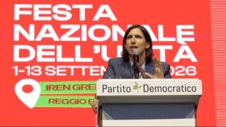 Copertina di Schlein lancia la sfida a Conte e Meloni: “Acceleriamo sul programma. Non abbiamo paura delle primarie, le vinceremo”