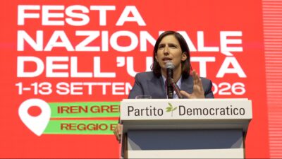 Copertina di Schlein lancia la sfida a Conte e Meloni: “Acceleriamo sul programma. Non abbiamo paura delle primarie, le vinceremo”